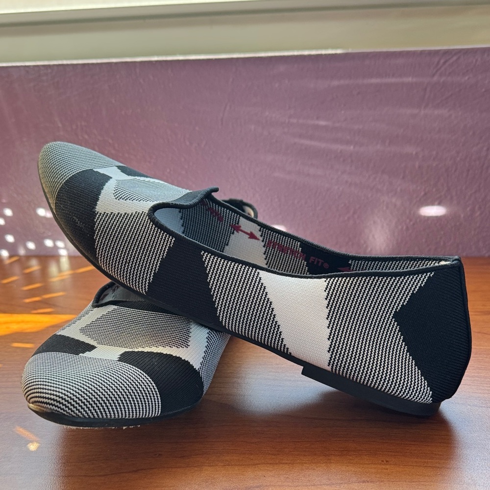 Skechers Black and white Women's Flats size 10 - Picture 3 of 9